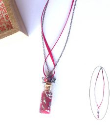 Collier bouteille rouge