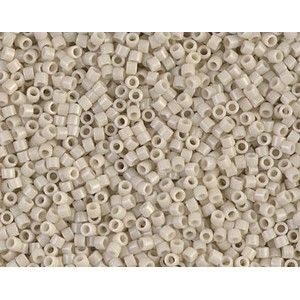 DB0261 Delica Miyuki 11/0 Newsprint White Opal Luster, le tube de 7g