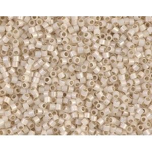 DB1451 Delica Miyuki 11/0 Silver Lined Pale Cream Opal, le tube de 7g