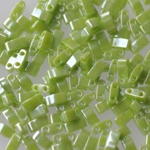 Half Tila 439  Opaque Chartreuse Luster x 7,5g