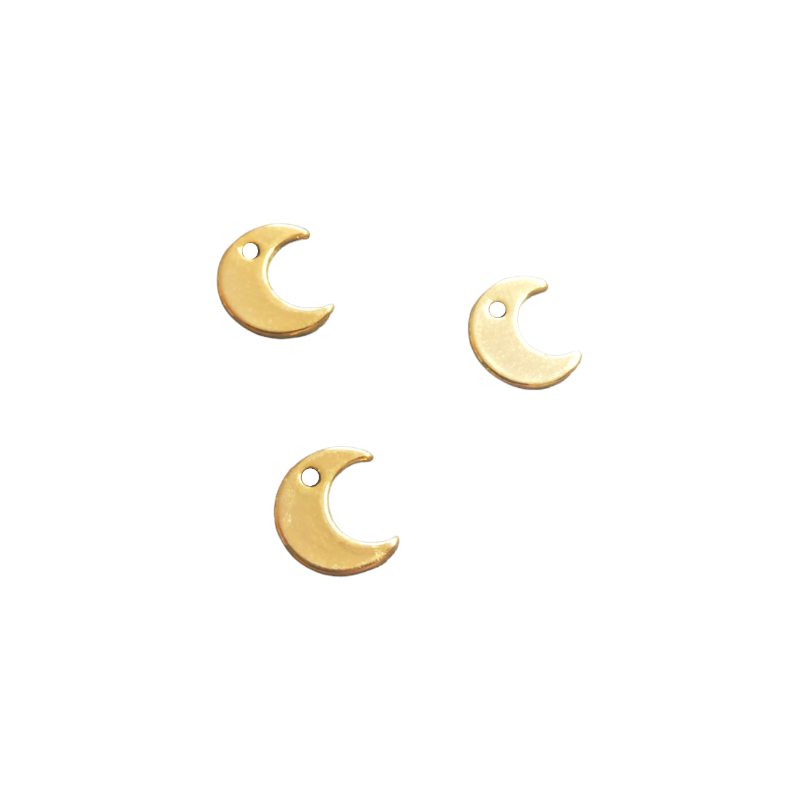 Breloque en forme de lune percée.