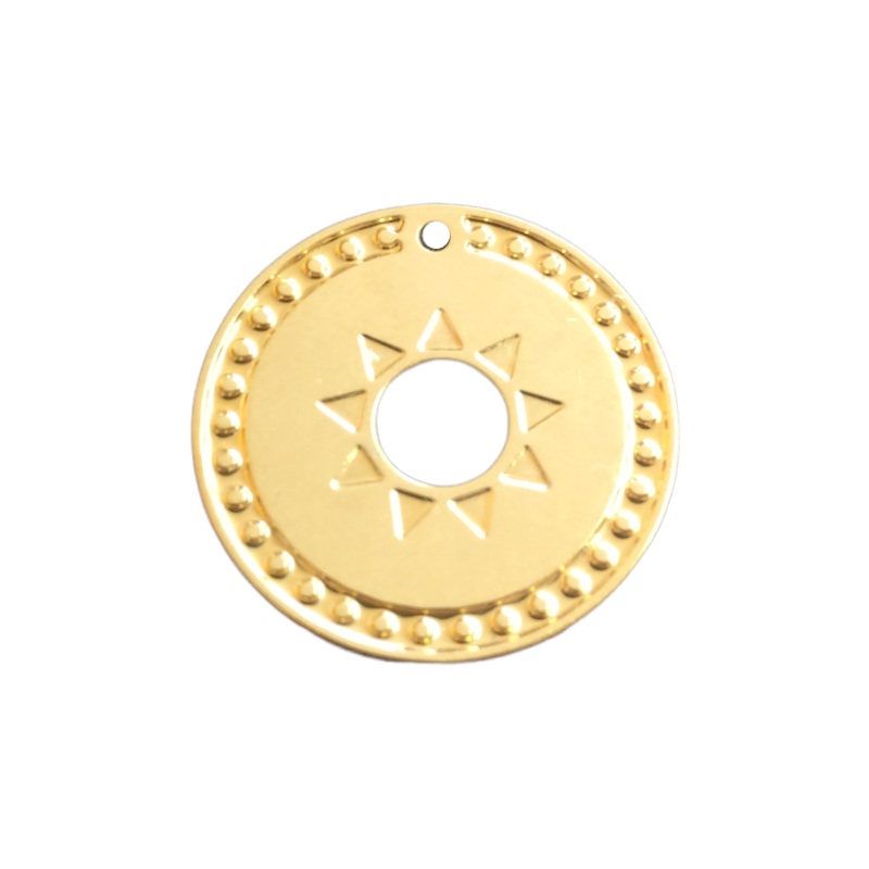 Breloque évidée et décorée soleil, dorée à l'or fin 24K. Recto.