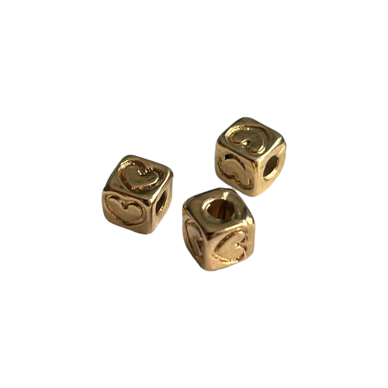 Perles cubes motif cœur dorées à l'or fin 24K 1 micron 4mm x1
