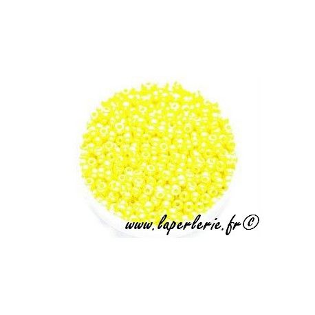 Rocaille 2mm JAUNE OPAQUE LUSTRÉ, mesure de 12.5gr environ 500 perles.  - 1
