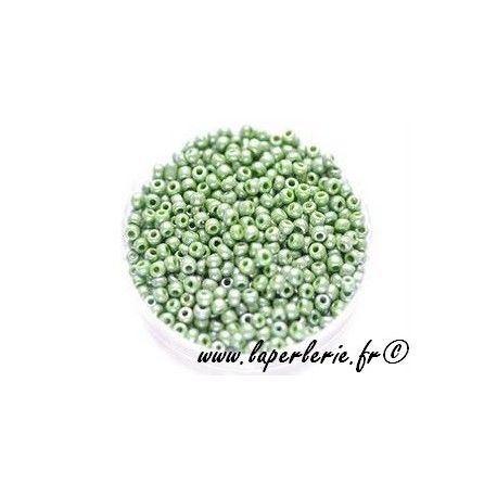 Rocaille 2.2mm VERT OPAQUE LUSTRé, mesure de 12.50grs environ 700 perles.  - 1