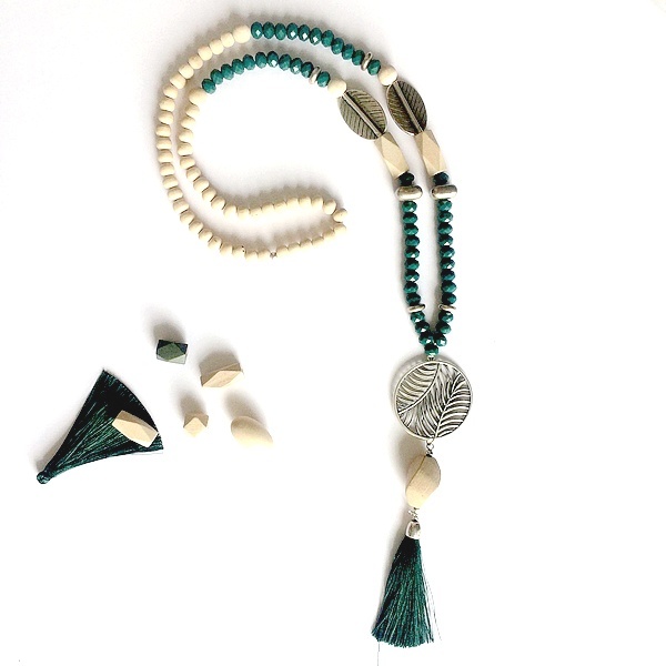 Sautoir vert et bois