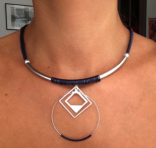 collier géométrique avec losange et cercle