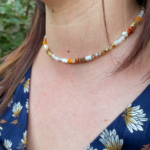 Collier composé de perles en céramique, de Miyuki et perles en verre.