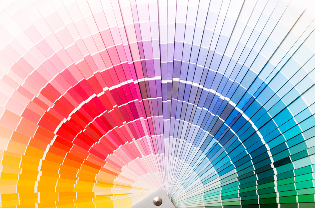 Éventail de nuances colorées pour choisir la finition des perles en bijouterie.