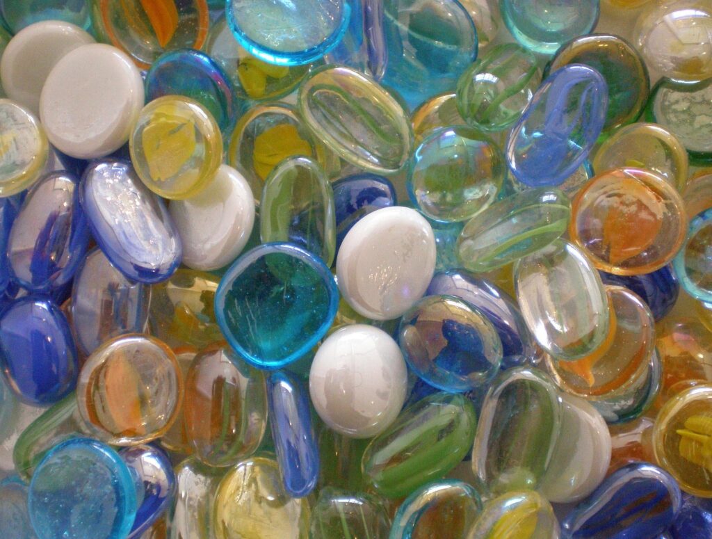 Assortiment de perles multicolores en verre, translucides et opaques.