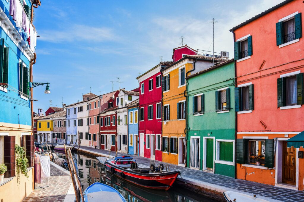Maisons colorées et canaux typiques de l’île de Murano en Italie.
